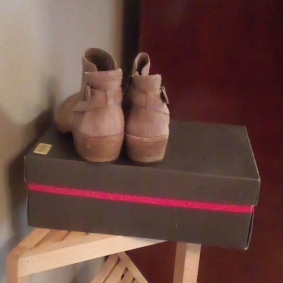 Women's Vince Camuto Pamma Foxy Suede Block Heel Booties. Size 8M. Color Tan. - Picture 4 of 7